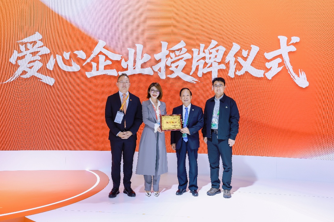 图片包含 男人, 橙子, 站, 女人

AI 生成的内容可能不正确。